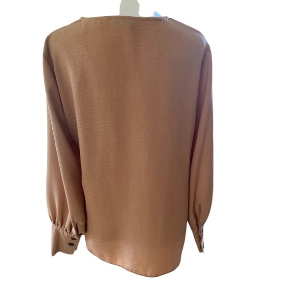 Topshop Belted Vneck shirt with tortoise buckle. Size 8 - Picture 2 of 4